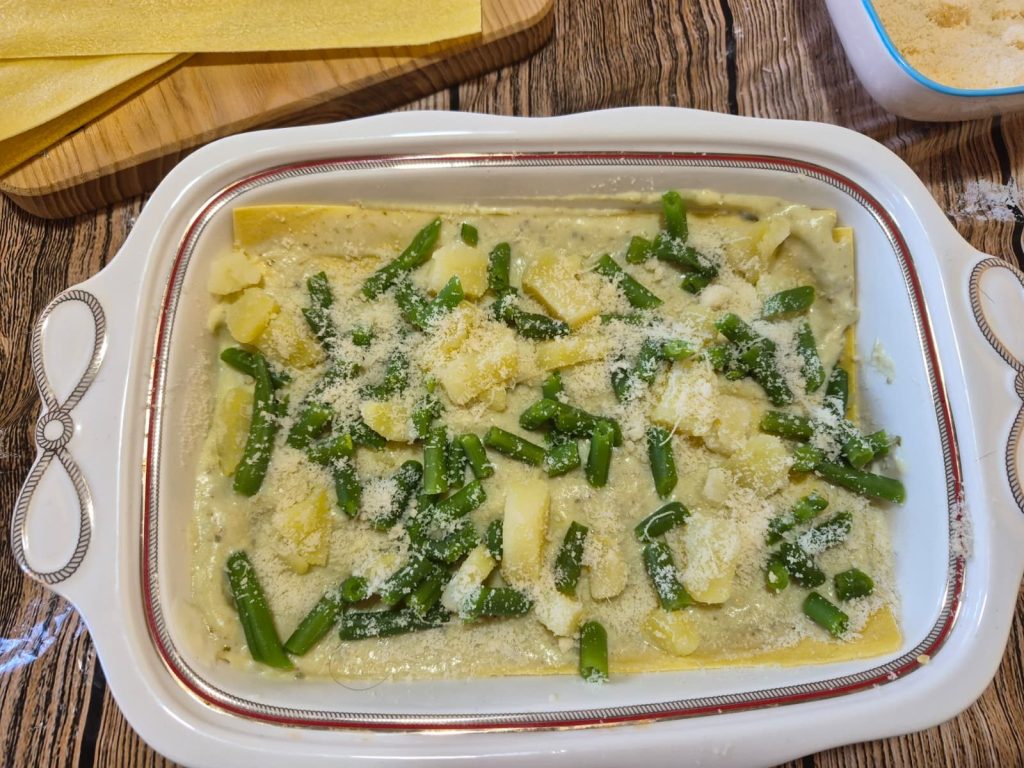 Lasagne mit Pesto, Kartoffeln und Bohnen – das Familienrezept, duftend nach Basilikum