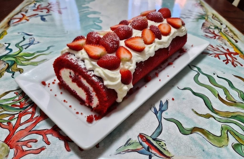 Red-Velvet-Rolle mit Creme und Erdbeeren