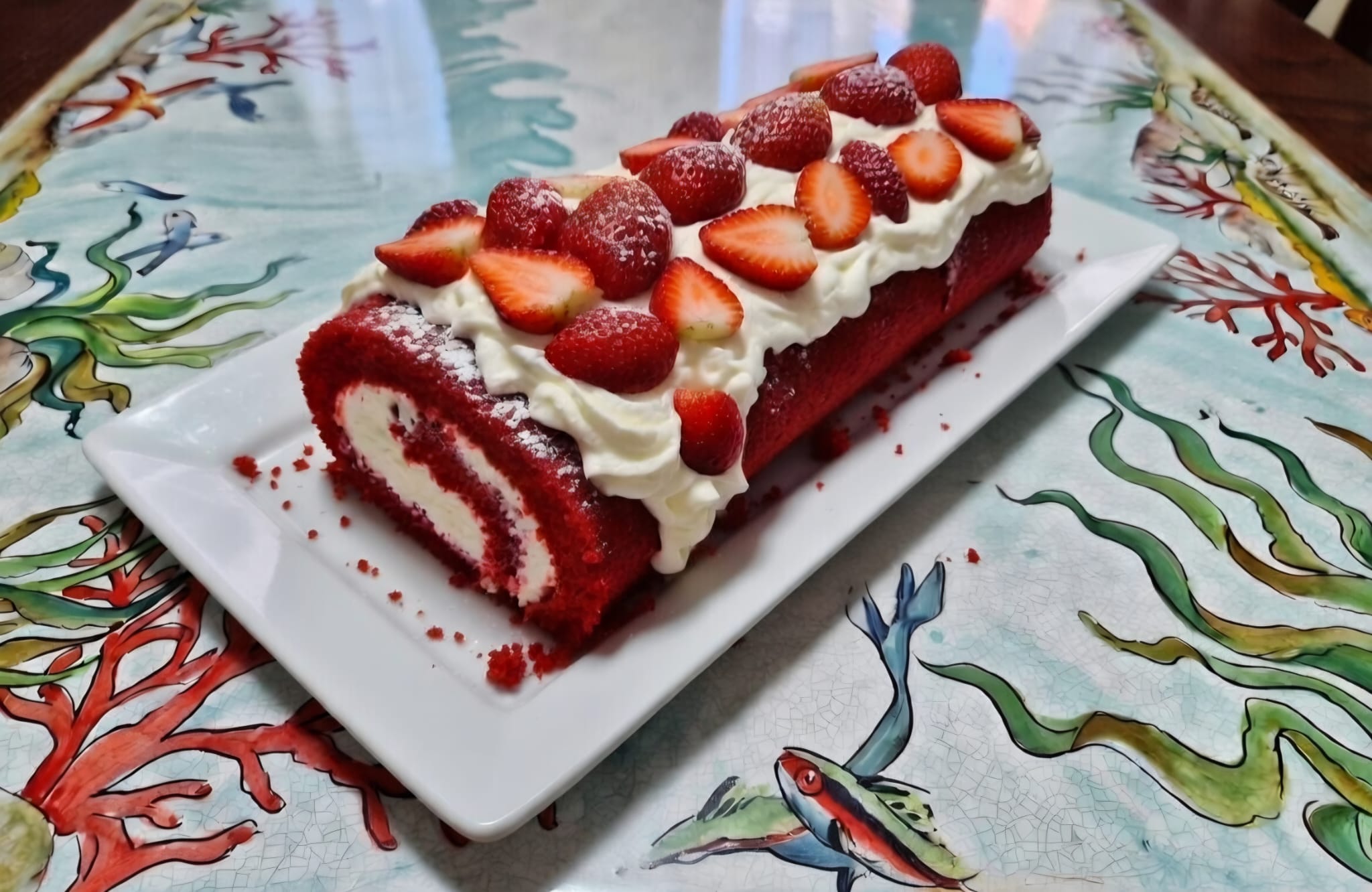 Red-Velvet-Rolle mit Creme und Erdbeeren