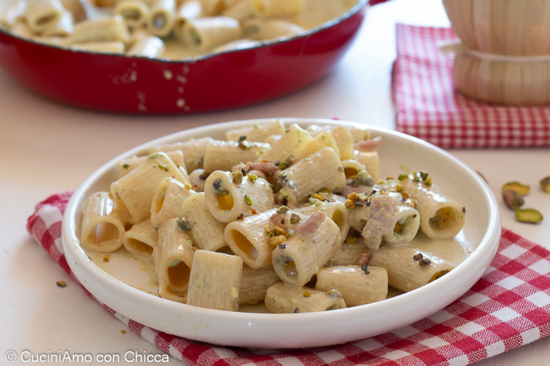 Wie man Pasta mit Burrata und Pistazien macht