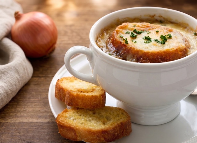 Französische Zwiebelsuppe: das originale, überbackene Rezept