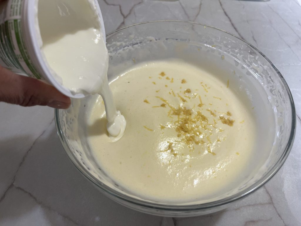 Zitronenschale und Joghurt hinzufügen