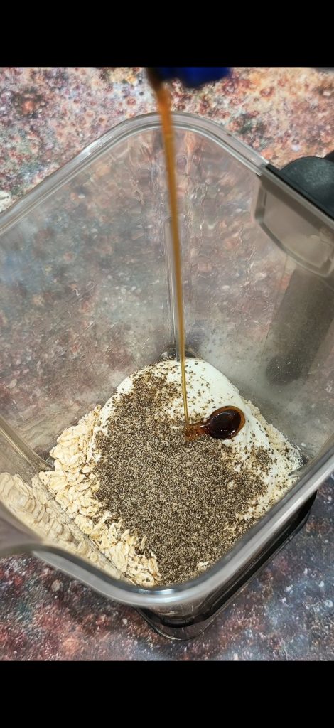 Zutaten in den Mixer geben