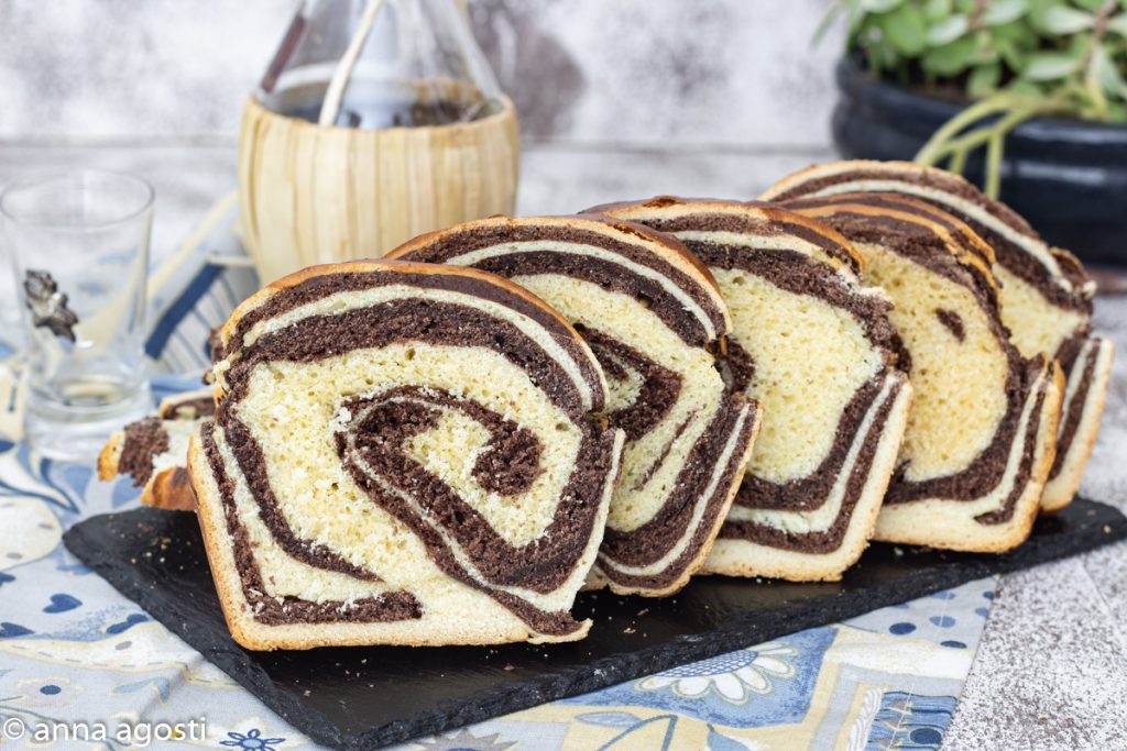 Zweifarbiger aufgerollter Pan Brioche