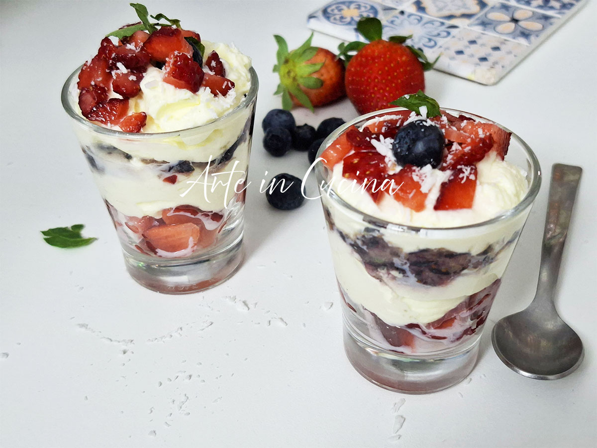 Becher mit Erdbeeren, Blaubeeren und Kokos