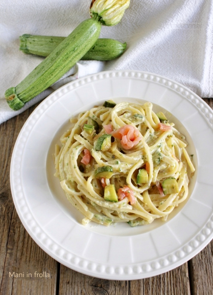 Pasta mit Zucchini-Creme und Lachs