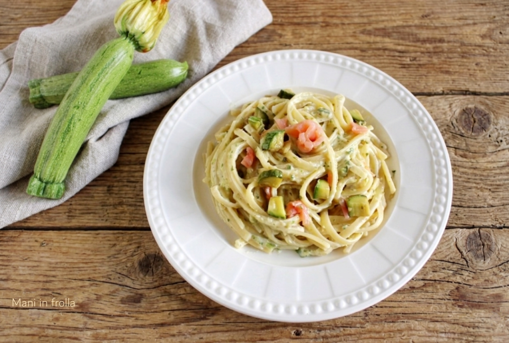 Pasta mit Zucchini-Creme und Lachs
