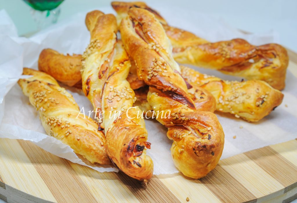 Blätterteig-Twists mit Speck und Robiola