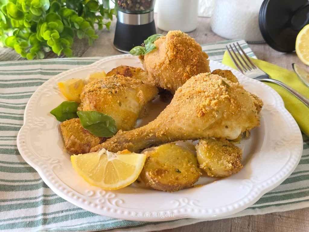 Überbackene Hähnchenschenkel und -keulen mit knusprigen Kartoffeln in Heißluftfritteuse oder Backofen