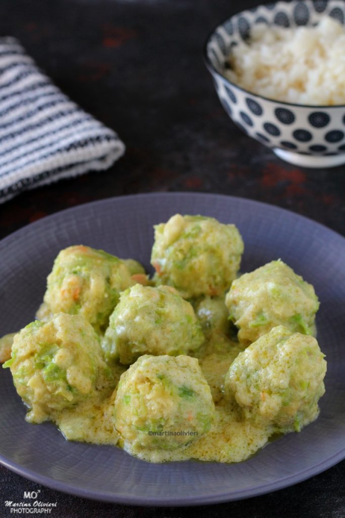 Brot- und Wirsingbällchen mit Kokosmilchsauce