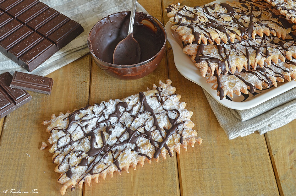 Karnevals-Bugie (Frappe, Chiacchiere) glasiert