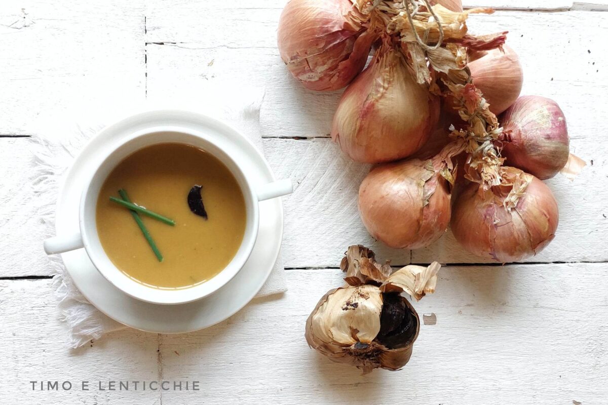 Cremesuppe mit Roscoff-Zwiebeln und schwarzem Knoblauch
