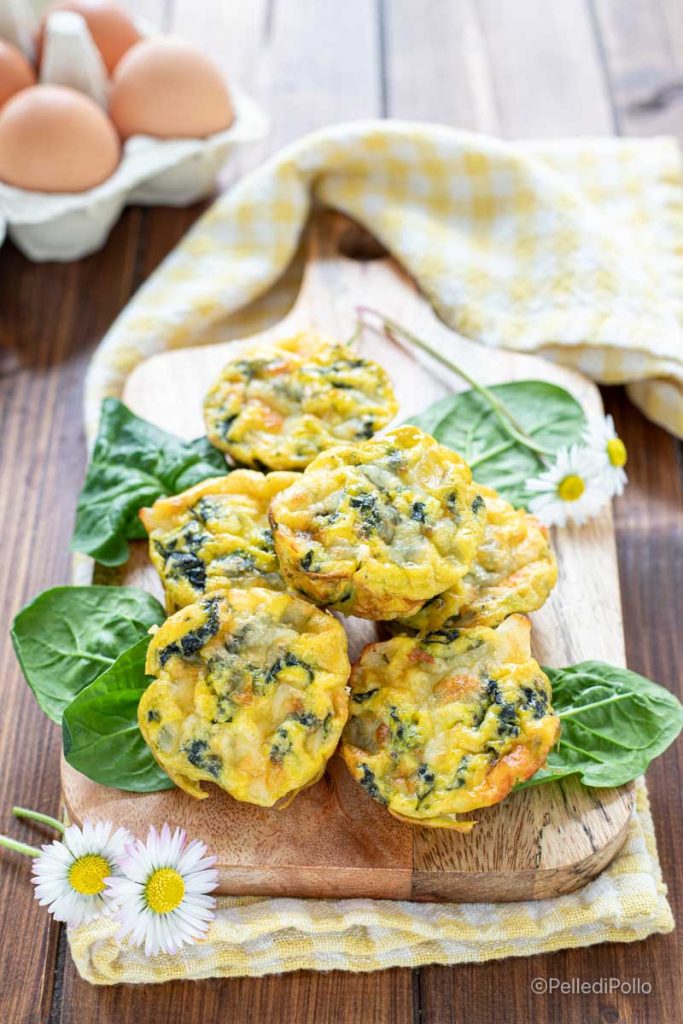 Eiermuffins aus dem Ofen mit Kräutern