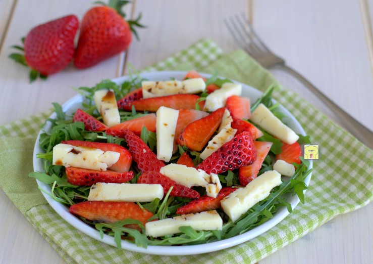 Salat mit Erdbeeren, Rucola und Käse