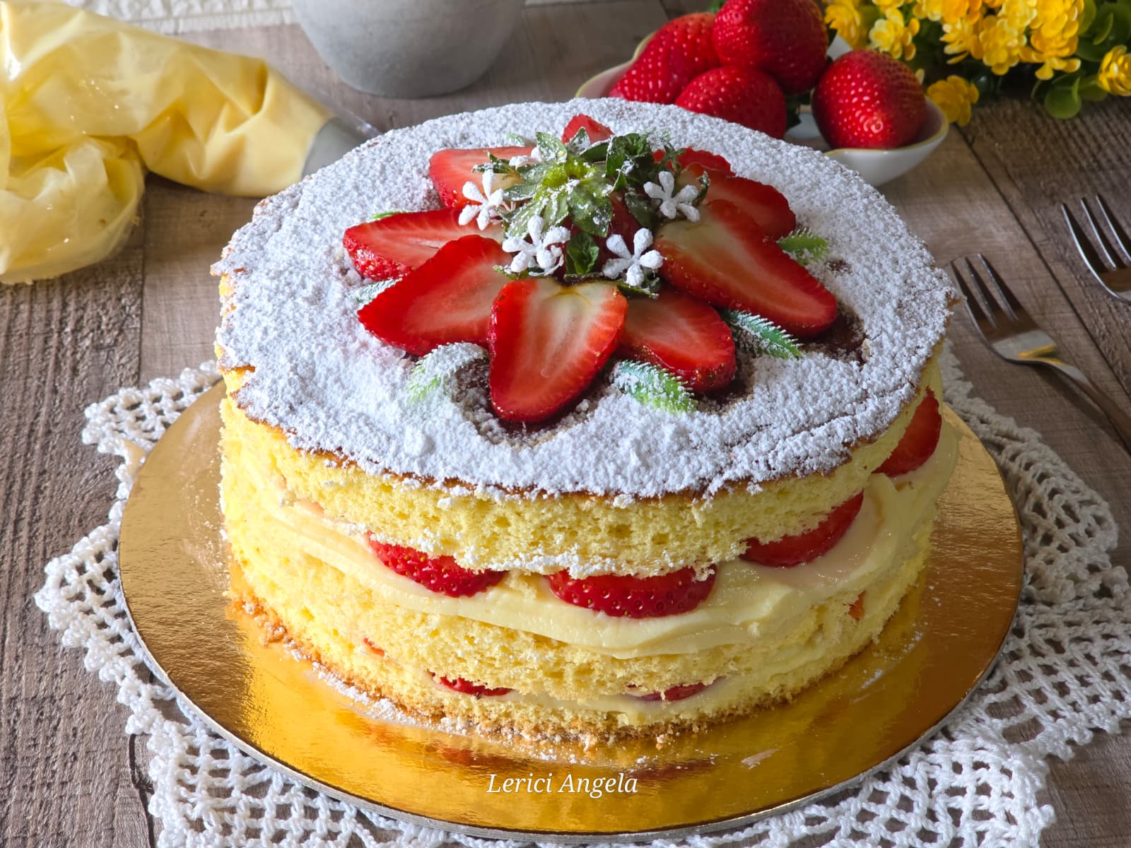 Weiche Torte mit Chantilly-Creme und Erdbeeren