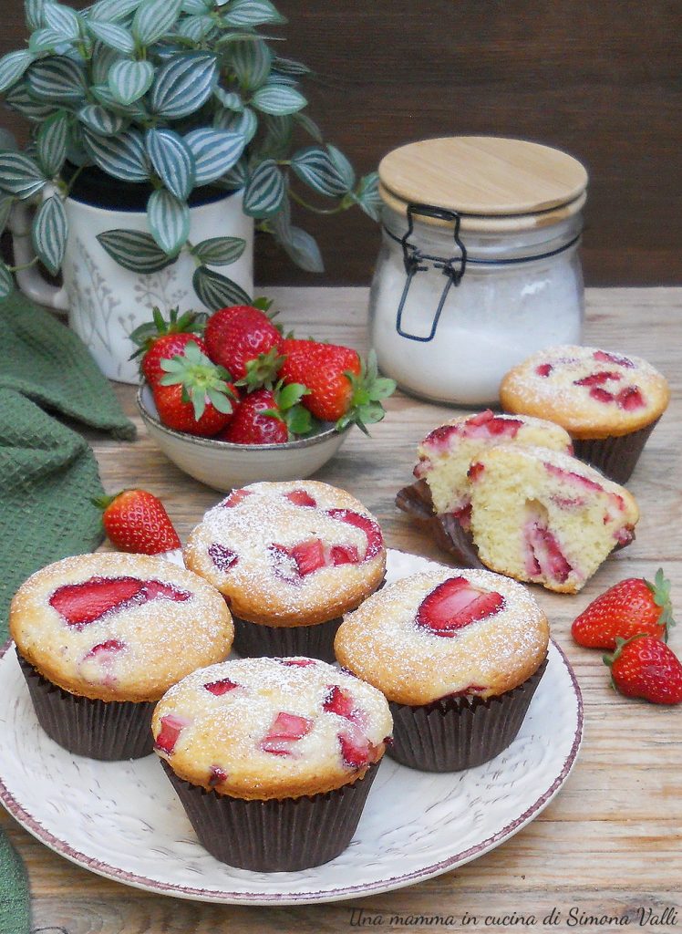 Erdbeermuffins hochformat