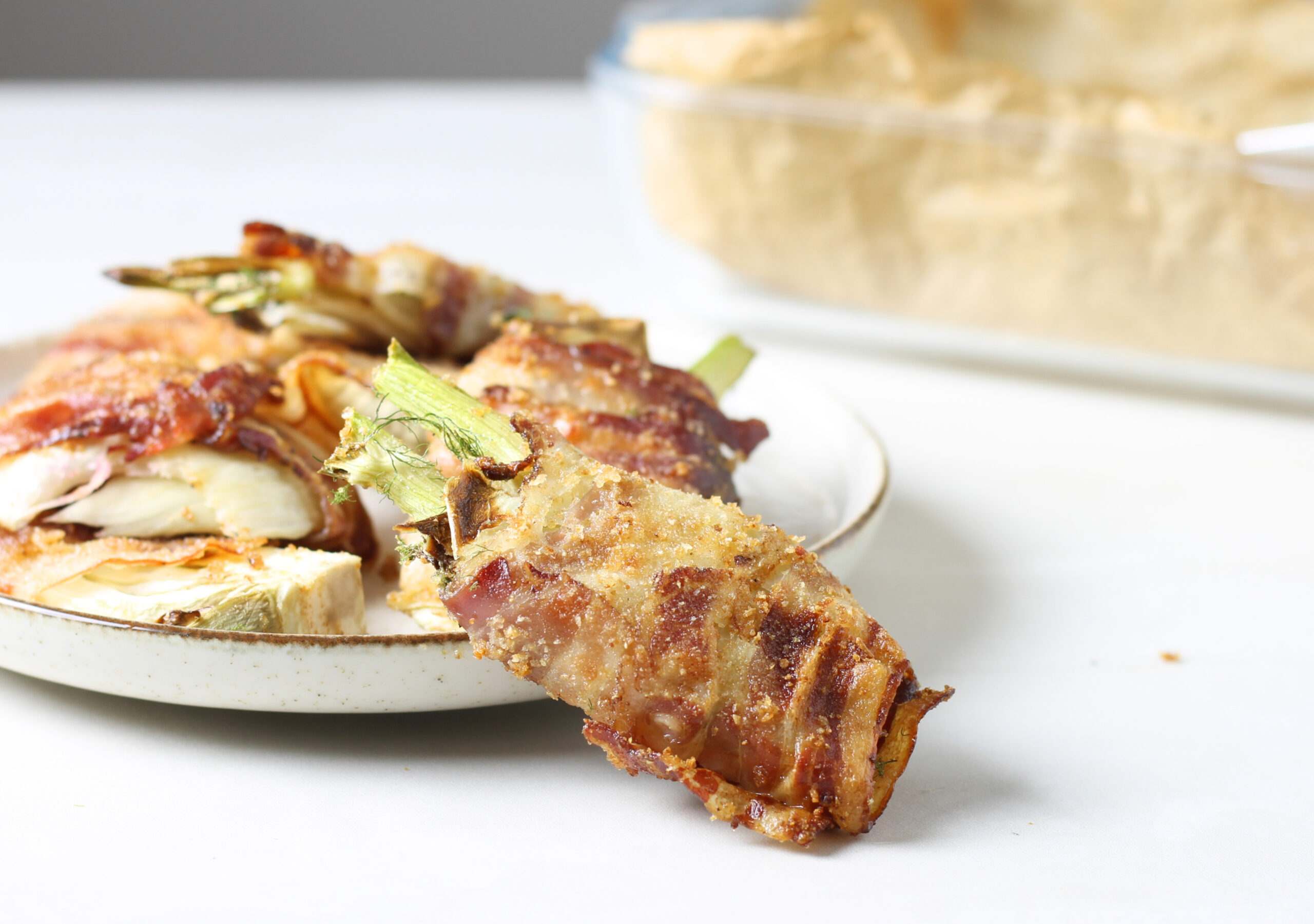 Im Ofen gebackener Fenchel im knusprigen Speckmantel