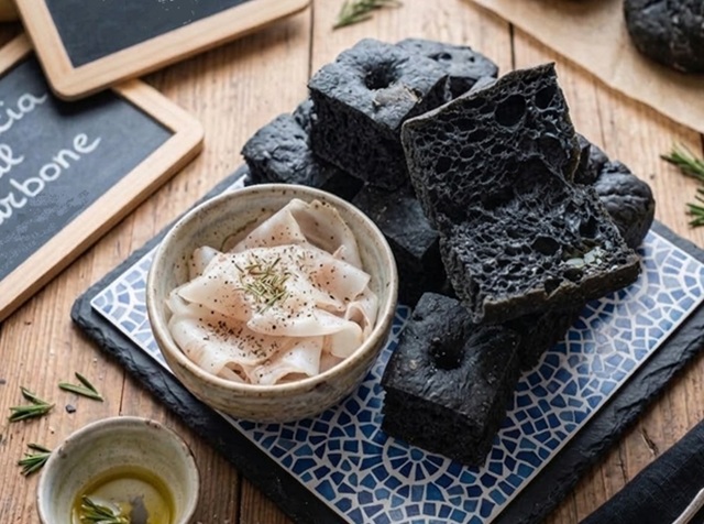 Weiche, hohe Focaccia mit Pflanzenkohle