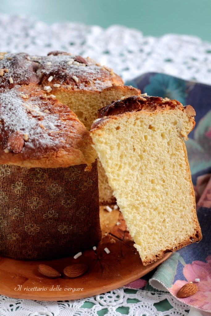 Scheibe venezianischer Focaccia (Fugassa), fluffig, mit Hagelzucker und Mandeln oben.
