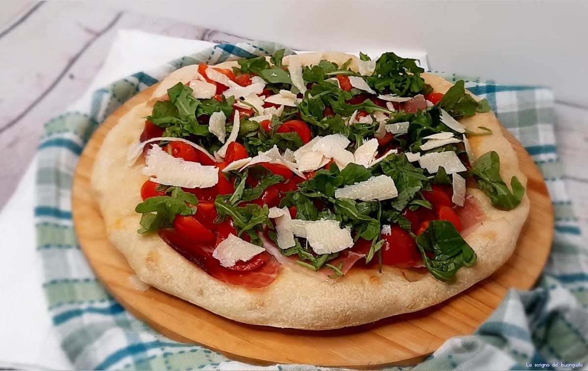 Focaccia prosciutto rucola e parmigiano