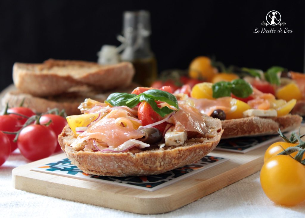 Friselle Rezept mit Lachs, Tomaten und griechischem Feta