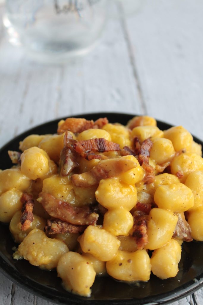 Cremige Gnocchetti alla Carbonara mit knusprigem Guanciale und Pecorino Romano