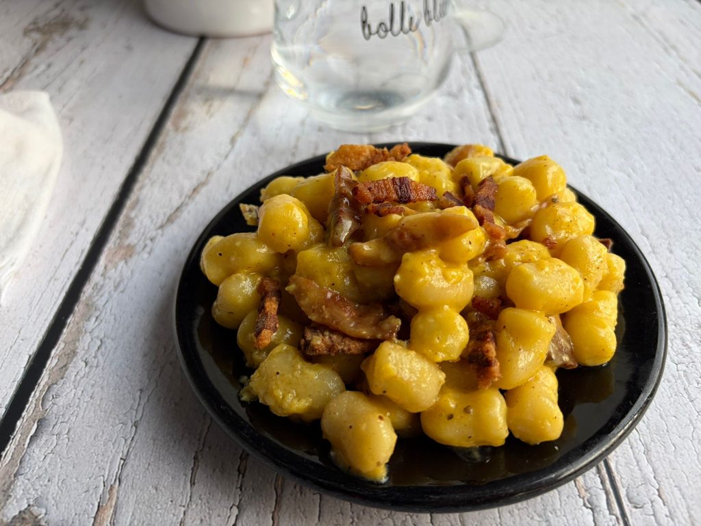 Cremige Gnocchetti alla Carbonara mit knusprigem Guanciale, einfaches Hauptgericht