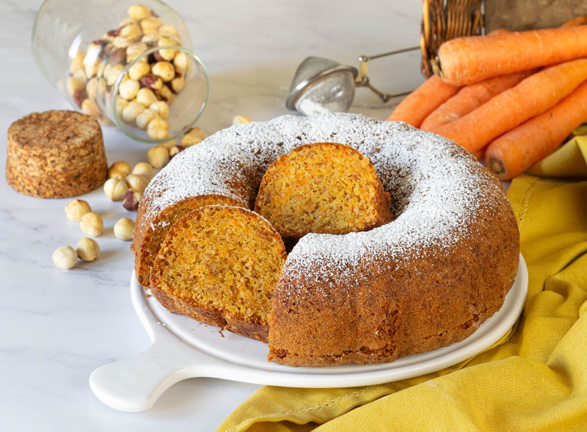 Karotten-Haselnuss-Kuchen mit Zitronenglasur