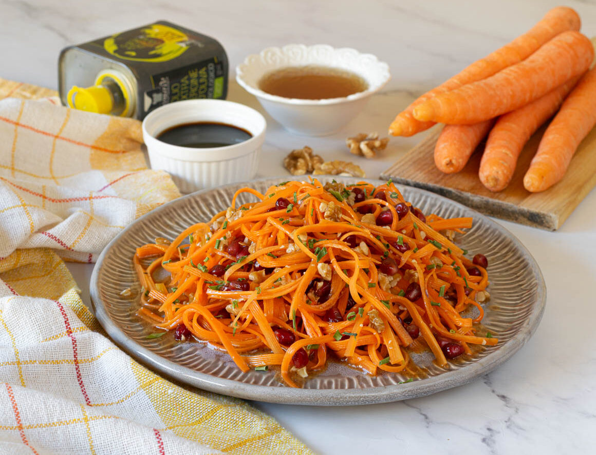 Karottensalat mit Granatapfel, Walnüssen und Sojasauce