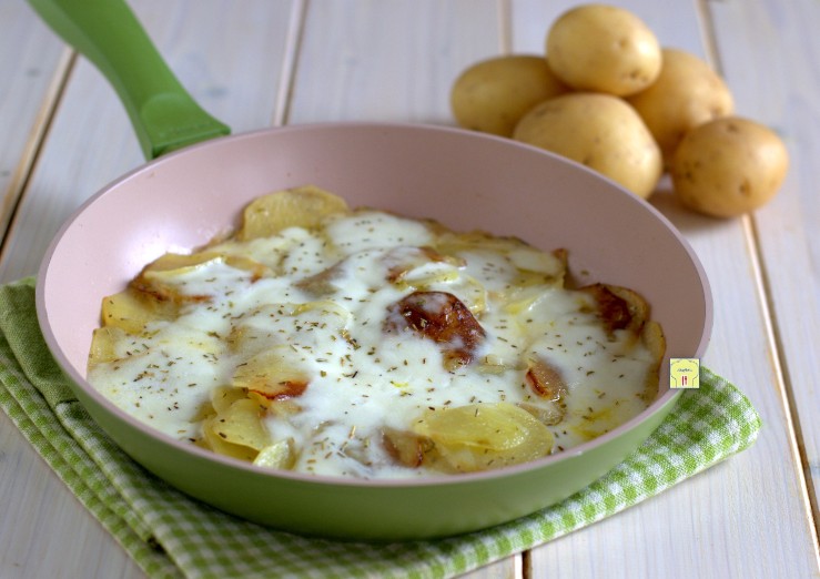 Kartoffeln und Mozzarella in der Pfanne