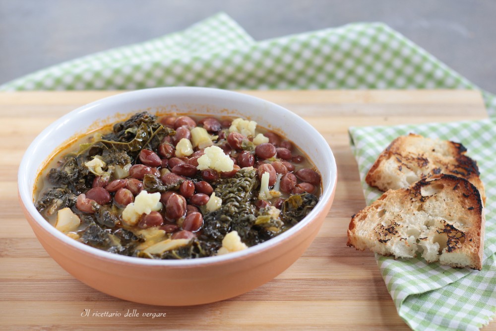 Kohl- und Borlotti-Bohnensuppe mit Schwarzkohl, Blumenkohl und gerösteten Brotscheiben