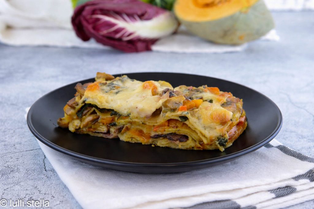 sehr zarte vegetarische Lasagne mit Kürbis, Schwarzkohl und Champignons