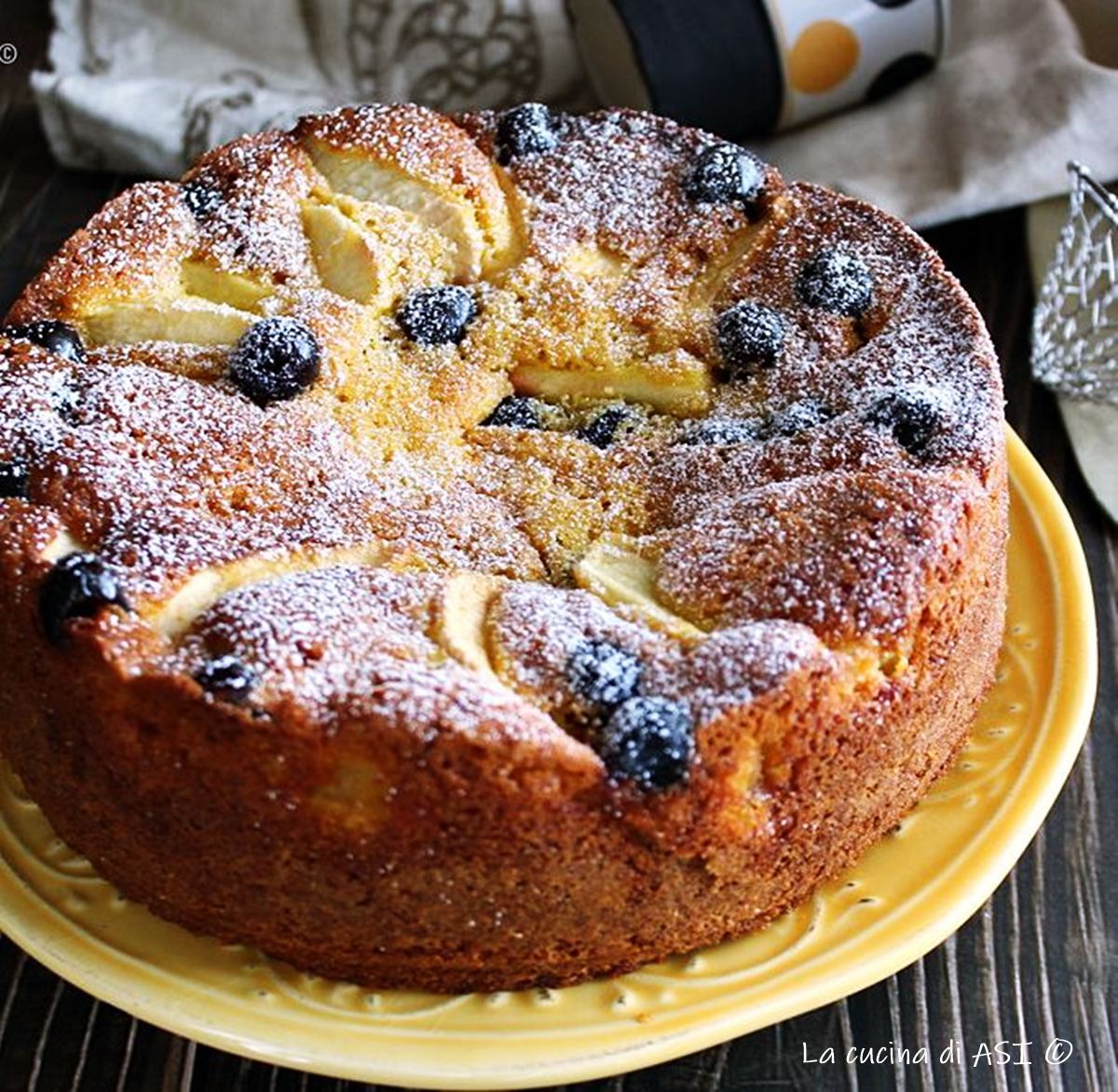 LECKERER KUCHEN mit Äpfeln und Sauerkirschen