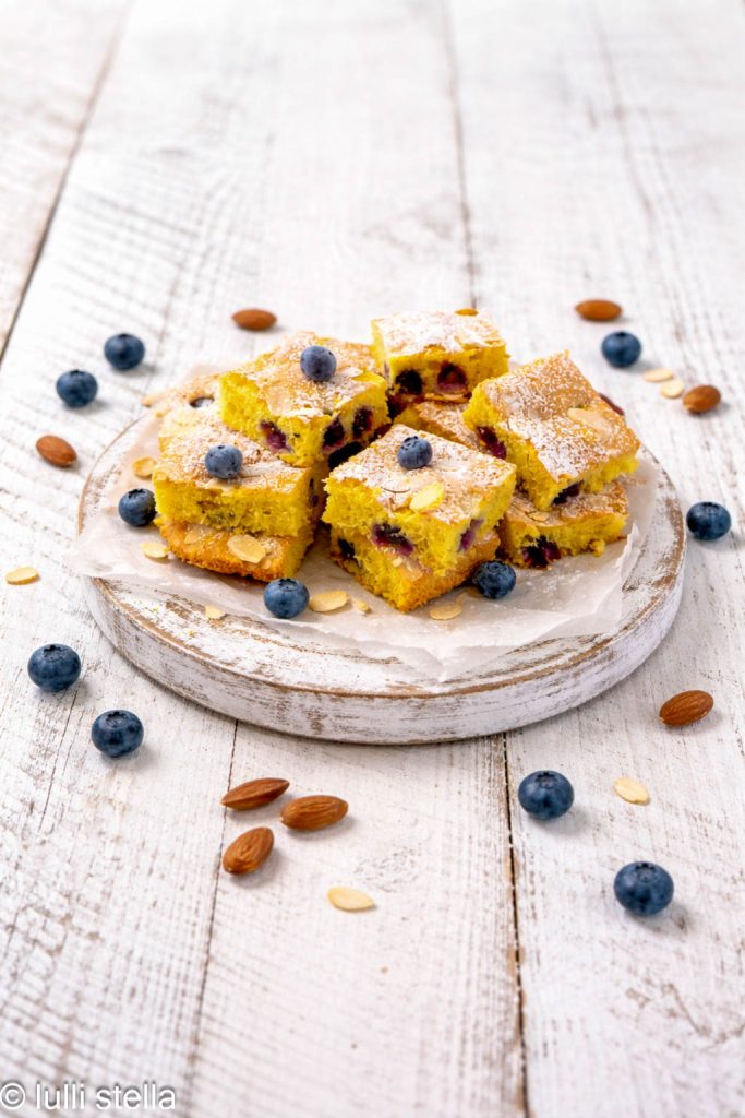 hausgemachter Mandel-Heidelbeer-Kuchen auf hellem Tisch