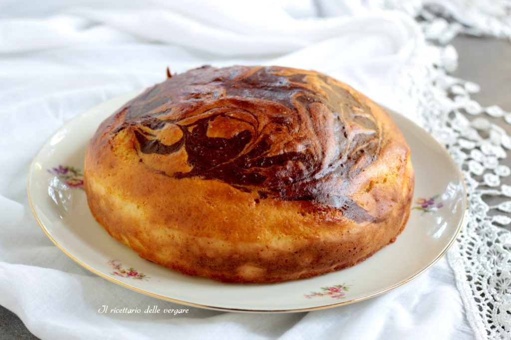 Marmorkuchen mit griechischem Joghurt und Kakao, in der Heißluftfritteuse gebacken.