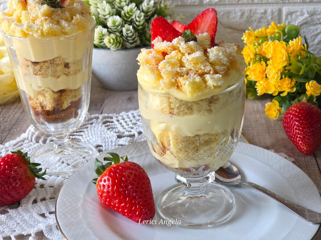 Mimosa im Kelch mit Erdbeeren