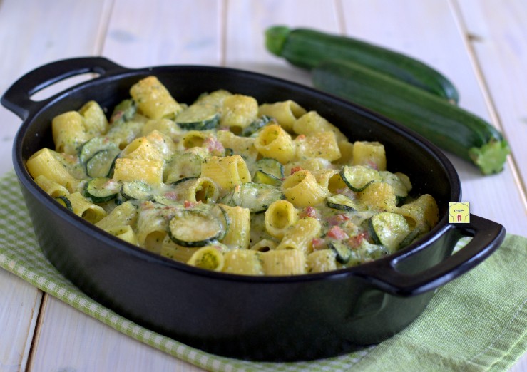 Nudelauflauf mit Zucchini und Pancetta