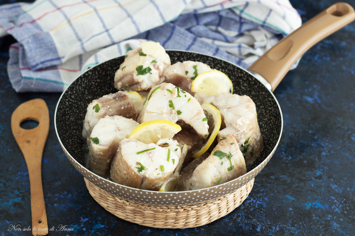 Palombo mit Zitrone in der Pfanne