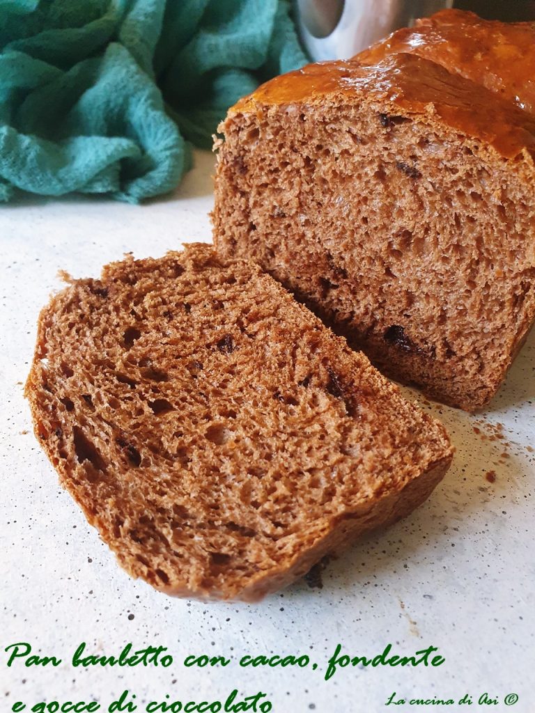 Kastenbrot in Scheiben mit Kakao, Zartbitterschokolade und Schokotropfen