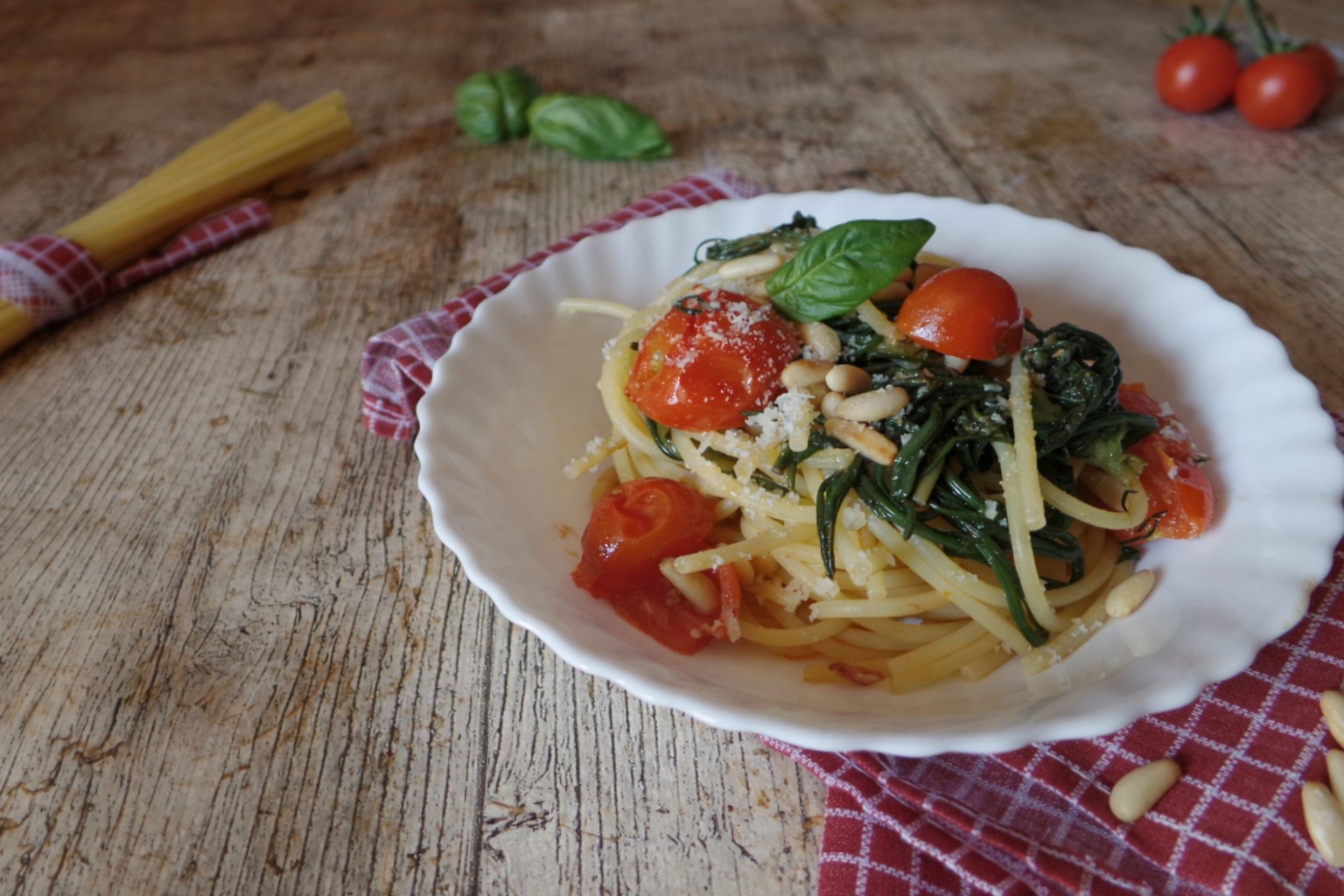 Pasta mit Agretti, Kirschtomaten und gerösteten Pinienkernen