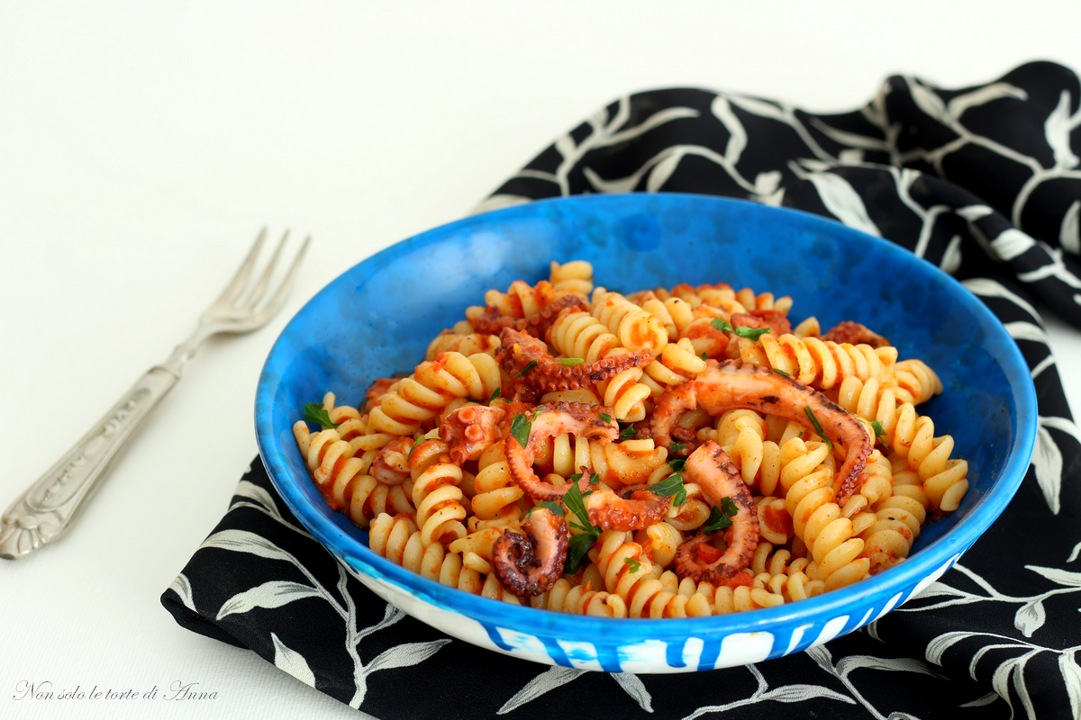 Pasta mit Oktopus in Tomatensoße