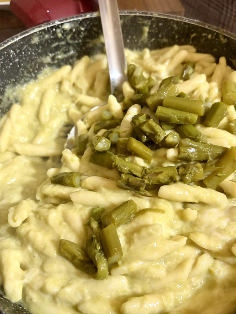 cremige Pasta mit Spargel und geräucherter Provola