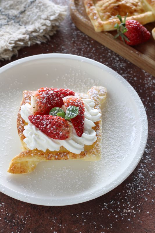 Blätterteigteilchen mit Erdbeeren und Sahne