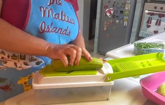 Zucchini längs schneiden