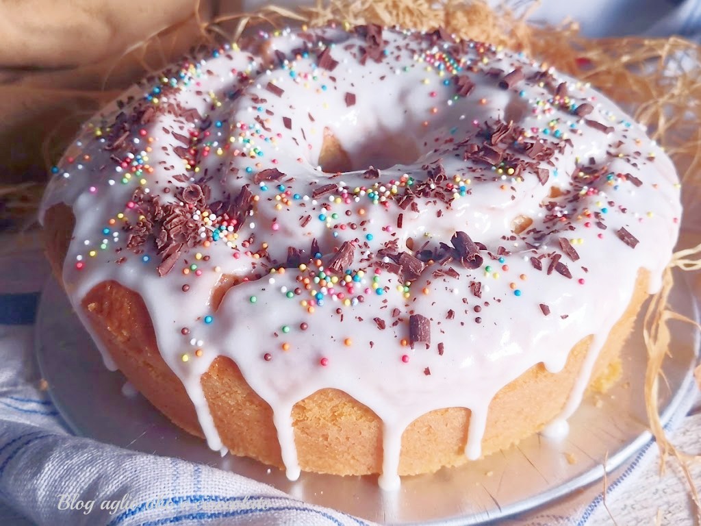 Hausgemachte Ciociara-Pigna zu Ostern in Ringform mit weißer Glasur
