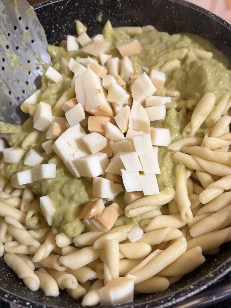 geräucherte Provola wird zur Pasta mit Spargelcreme hinzugefügt
