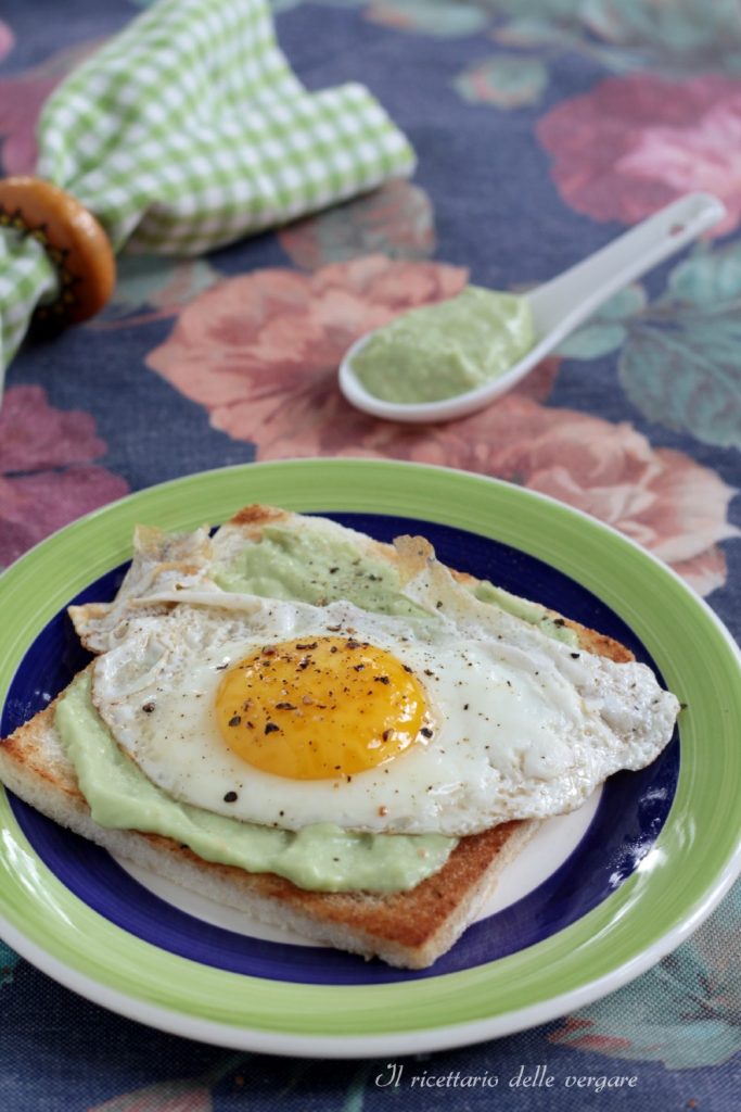 Nahaufnahme des Guacamole-Toast mit Spiegelei auf einer Scheibe geröstetem Vollkornbrot