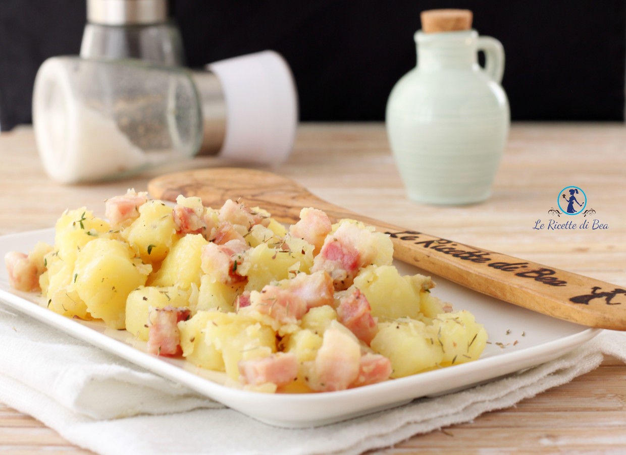 Kartoffeln, Speck und Zwiebeln in der Pfanne: einfache und leckere Beilage