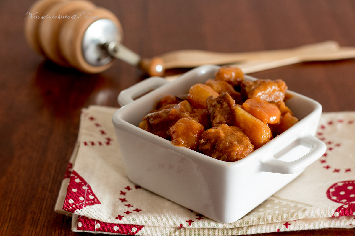 Saftiges Rindergulasch in Tomatensauce mit Kartoffeln