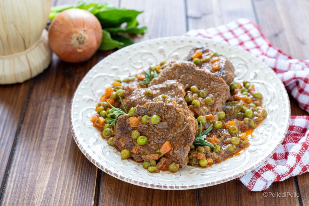 geschmortes Rindfleisch mit Erbsen
